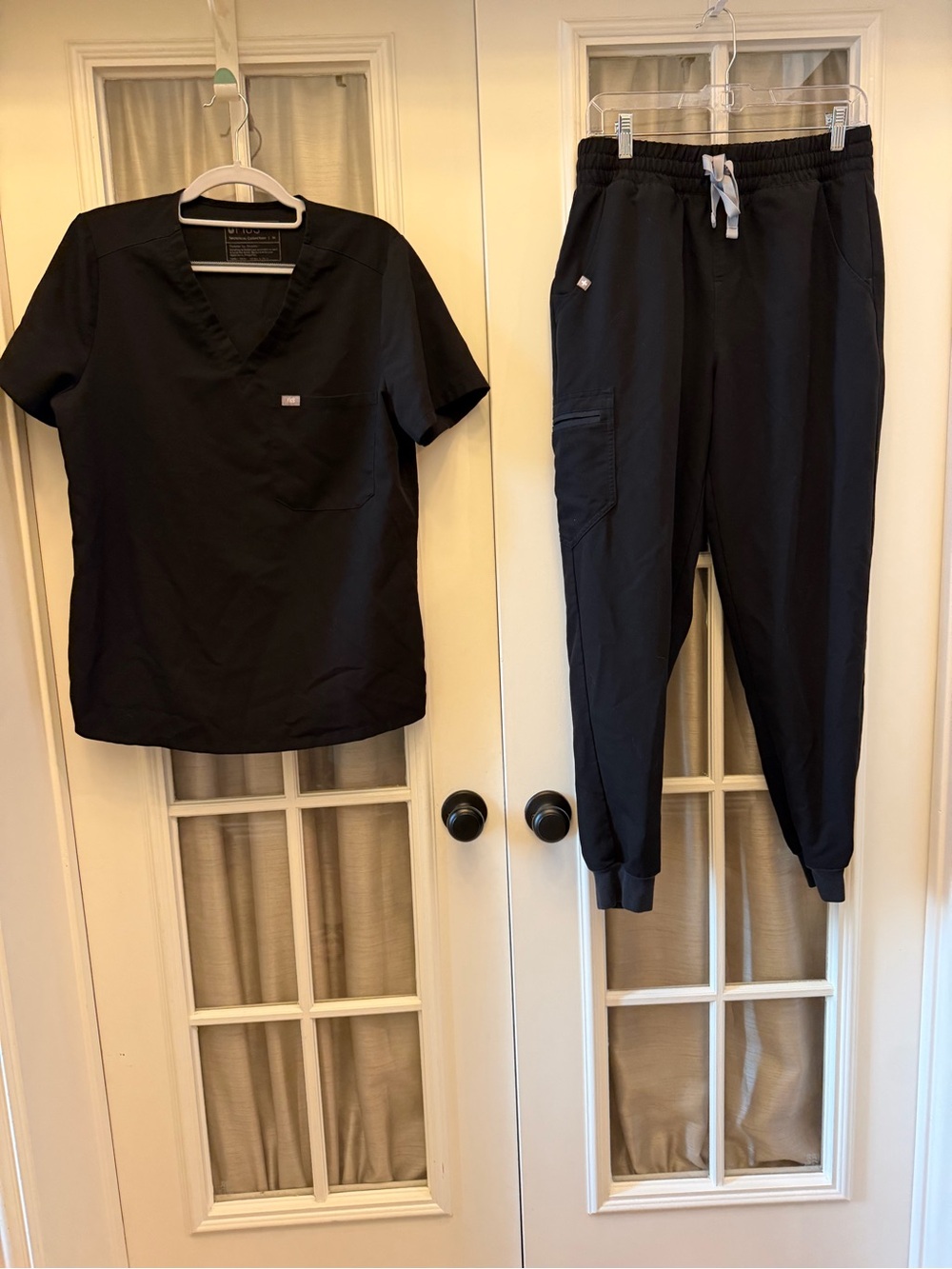 MEDIUM Black Women’s Figs Scrubs Set w/ Mid-Rise Joggers EUC